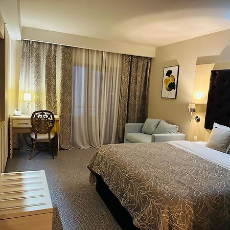 Hotel Plaza Крайова Экстерьер фото