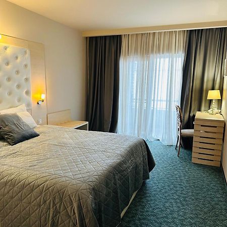 Hotel Plaza Крайова Экстерьер фото