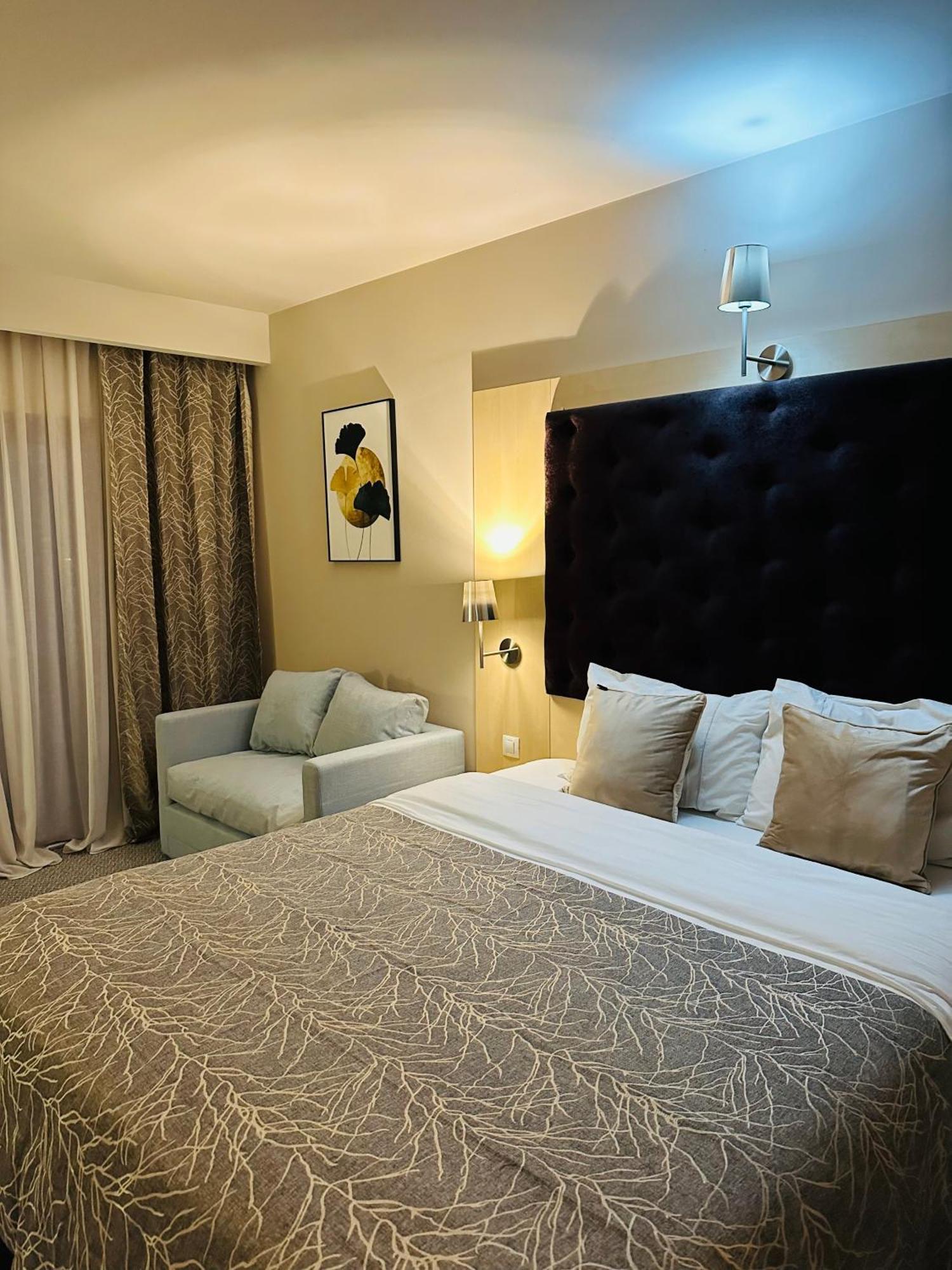 Hotel Plaza Крайова Экстерьер фото