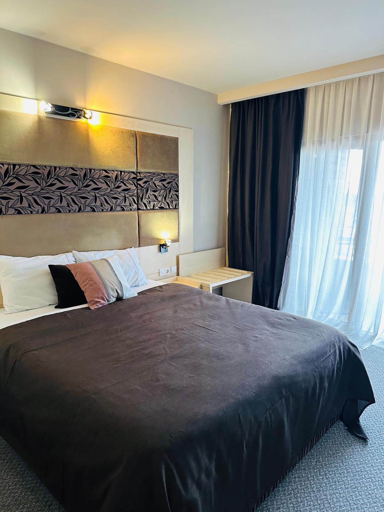Hotel Plaza Крайова Экстерьер фото