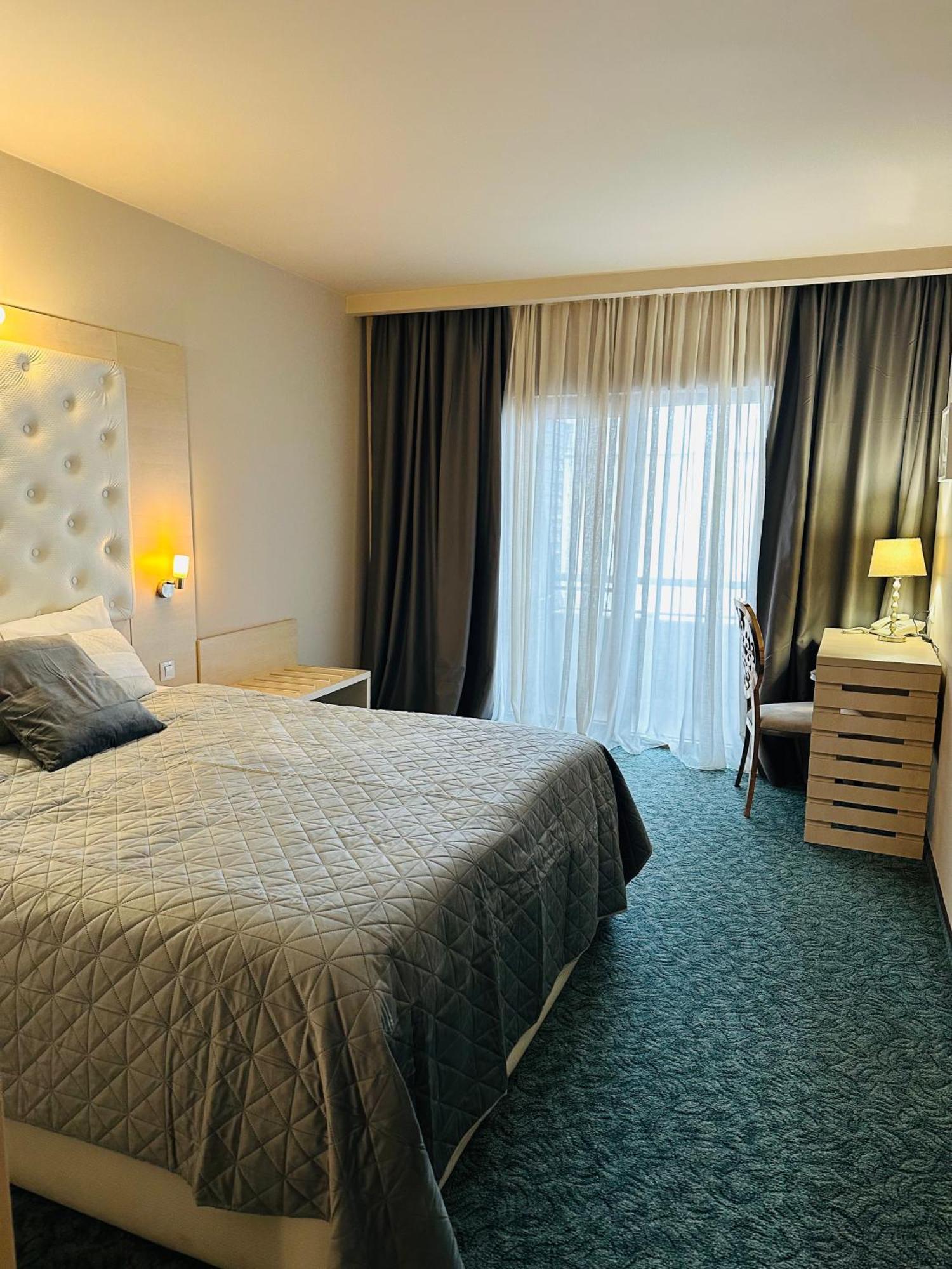 Hotel Plaza Крайова Экстерьер фото