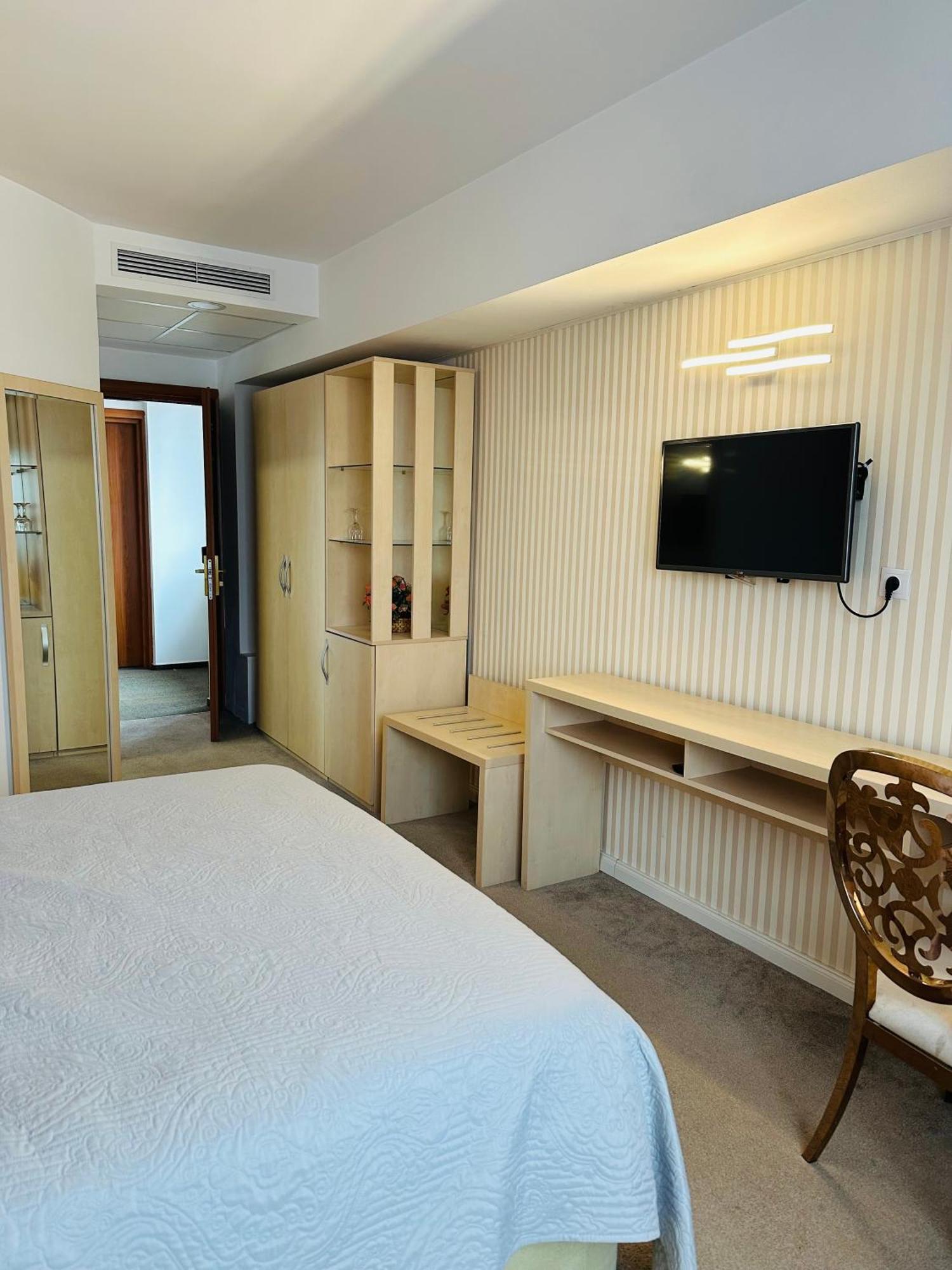 Hotel Plaza Крайова Экстерьер фото