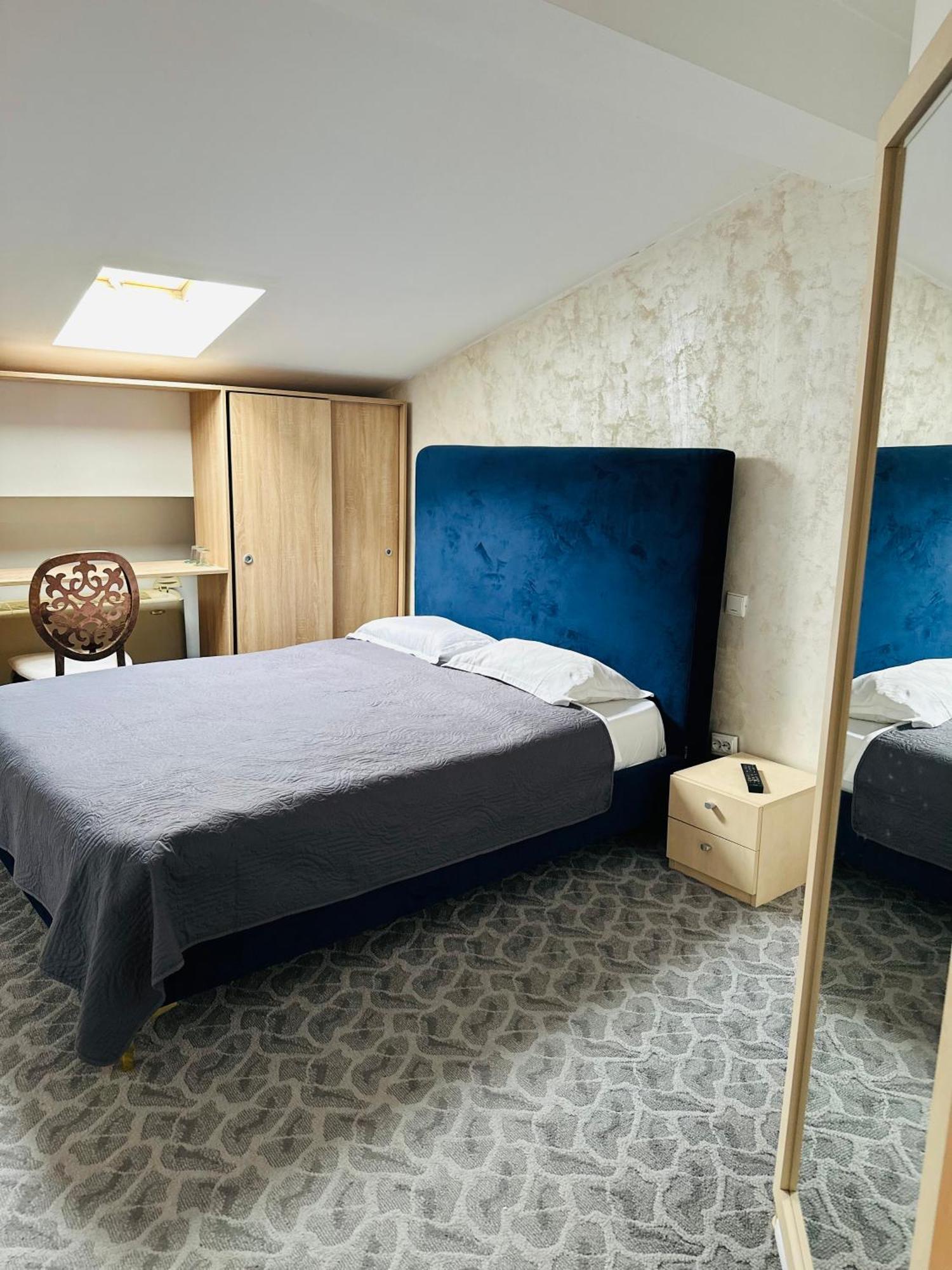 Hotel Plaza Крайова Экстерьер фото